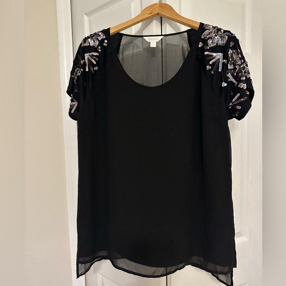 Decree sequins short sleeve top. Front lined, 100% polyester